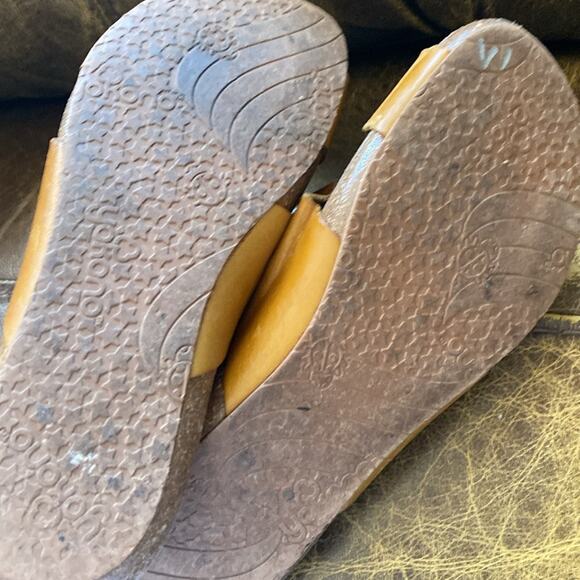 Yokono women’s 8 slip on camel color flat leather sandals - Picture 4 of 5